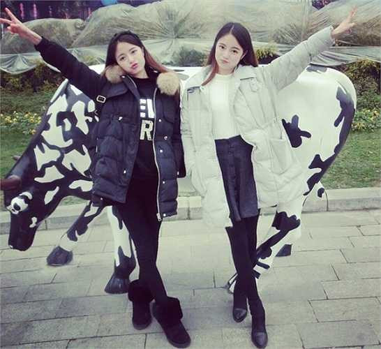 Đặc biệt, hai cô gái xinh đẹp còn khiến mọi người nể phục vì thành tích học tập đáng nể.