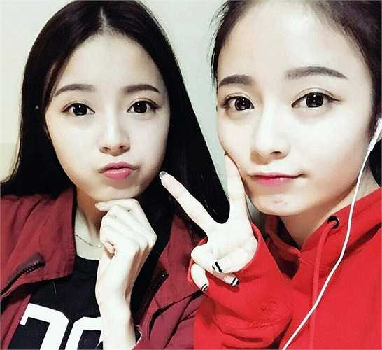 Tư Kỳ cho biết, mẹ của hai chị em từng không phân biệt được đâu là chị đâu là em trong ảnh.