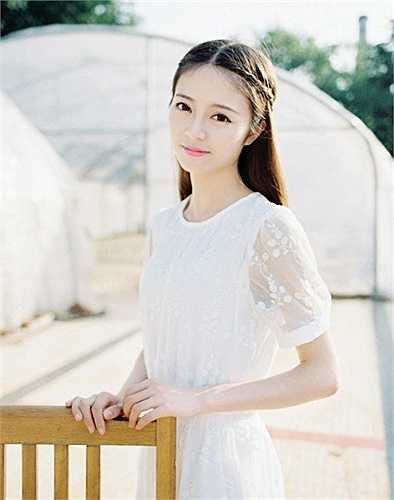 Hà Tư Di là chị, đang học khoa phát thanh của Học viện Nghệ thuật Nam Kinh. Còn đang đi học nhưng Tư Di đã thường xuyên góp mặt trên truyền hình với vai trò MC.