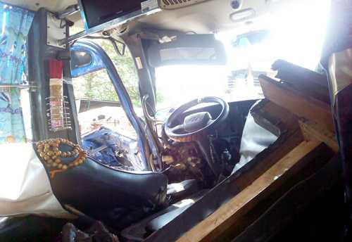 Ôtô khách biến dạng sau cú đấu đầu xe ben