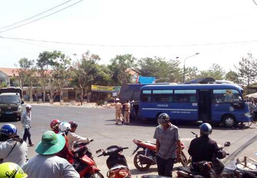 Ôtô khách biến dạng sau cú đấu đầu xe ben