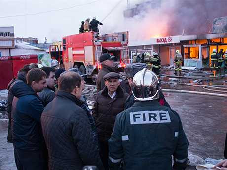 Tổng thống Tatarstan Rustam Minnikhanov tại hiện trường vụ hoả hoạn