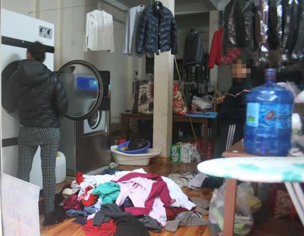 Trời nồm ẩm, dịch vụ giặt là kiếm bộn tiền
