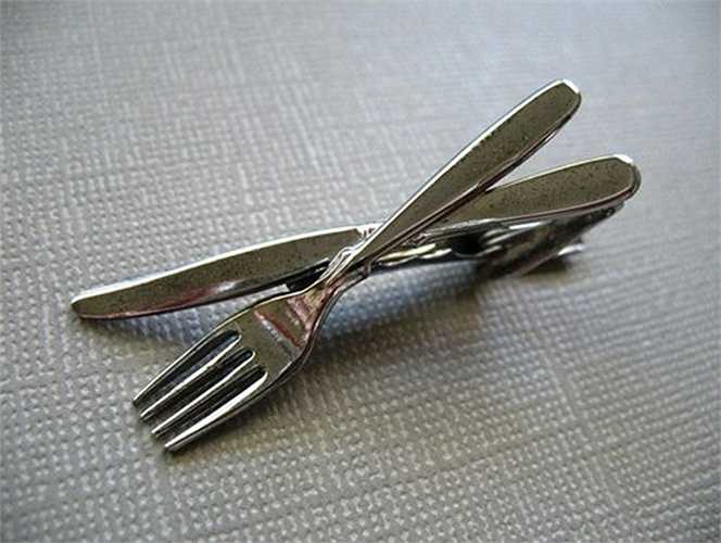 Đừng xếp dao và nĩa bắt chéo nhau thành hình chữ X, bởi đó là biểu tượng của sự khó khăn đang chờ đợi phía trước và là điềm không may