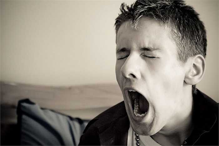 Không nên ngáp mà không che miệng, vì theo nhiều truyền thuyết các linh hồn ma quỷ sẽ theo đường miệng của bạn mà nhập vào cơ thể