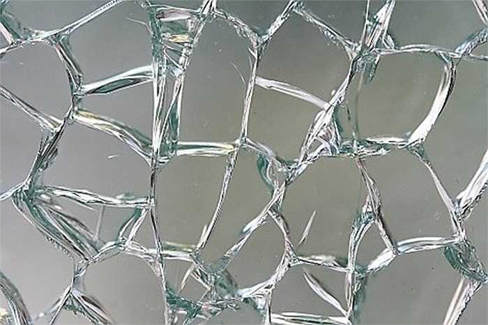 Nhiều người tin rằng làm vỡ gương sẽ bị đen trong suốt 7 năm. Ngoài ra nếu để người bệnh soi gương vào ngày này, họ sẽ nhìn thấy cái chết của chính mình