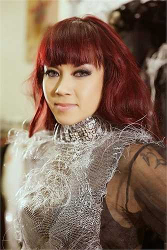 Nữ ca sĩ Thuỷ Tiên hiện đang tất bật tập luyện cùng các khách mời cũng như chuẩn bị trang phục cho liveshow Sol vàng sắp diễn ra.