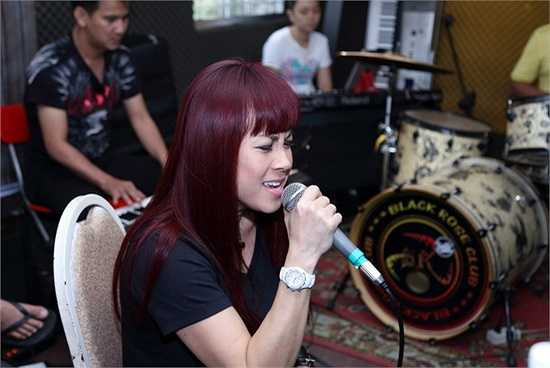 Cô vừa trở về Việt Nam sau chuyến lưu diễn nước ngoài và tham gia buổi tổng duyệt cùng với Thuỷ Tiên.