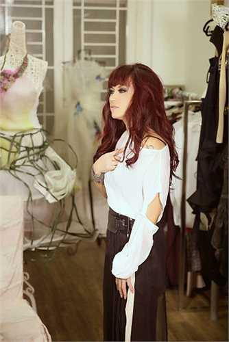 Thuỷ Tiên đã mời NTK Quỳnh Paris tư vấn trang phục cho live concert lần này.