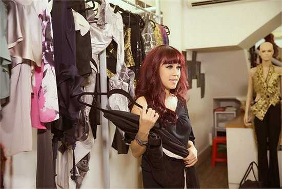 Không chỉ có phong cách trẻ trung, ngay khi vừa cất lên giọng hát, Thuỷ Tiên đã chinh phục trái tim người nghe bởi chất giọng mũi không lẫn với bất kỳ ai và đặc biệt là nội lực trong từng câu hát – dường như không bị ảnh hưởng bởi thời gian.