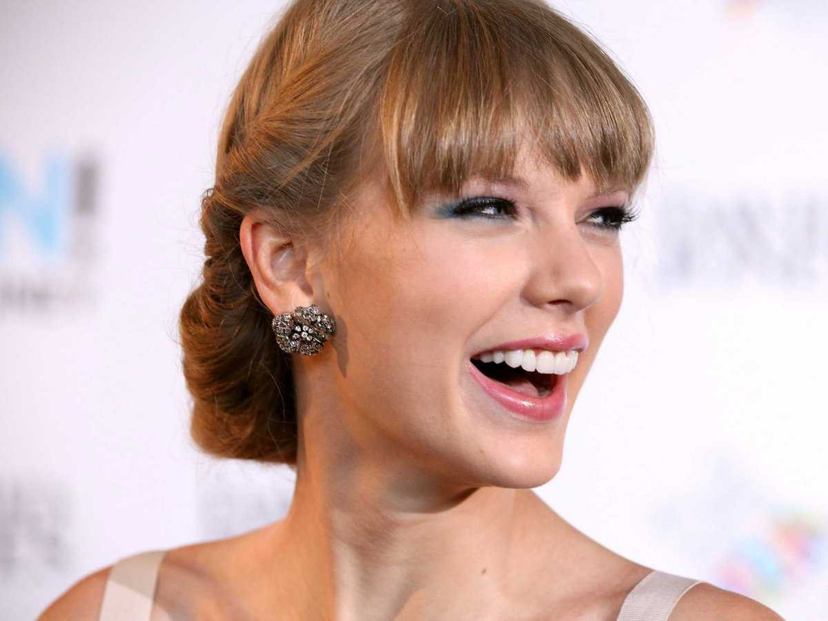 Evan Spiegel được cho là đã bí mật hẹn hò với công chúa Taylor Swift sau khi cả hai gặp mặt lần đầu hồi năm 2013