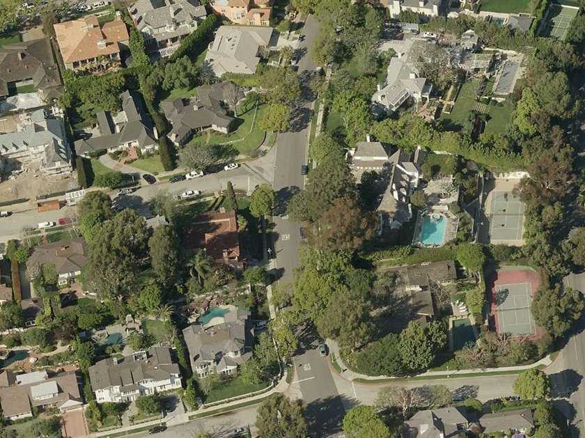 Evan Spiegel bỏ học khi sắp hoàn thành năm cuối cùng để tập trung toàn bộ tâm trí cho việc phát triển Snapchat. Cùng với những người bạn, anh đã cho cải tiến Snapchat và họ làm việc tại nhà bố của Spiegel ở Toyopa Drive, Palisades, Mỹ