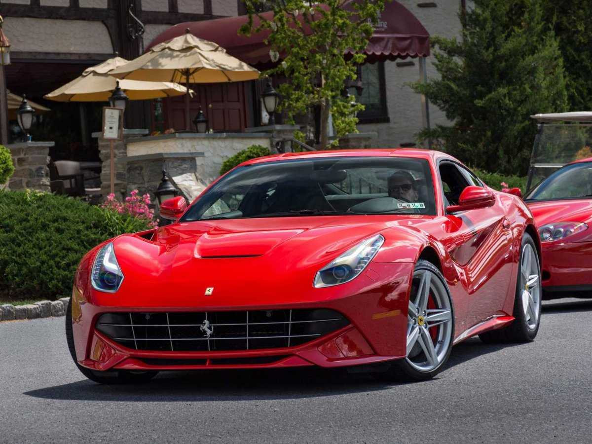 Ngay sau khi thành công trong việc huy động vốn tháng 6/2014, Evan Spiegel đã mua cho mình một chiếc Ferrari sang trọng