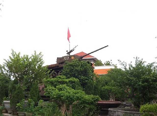 Đại gia Nguyễn Văn Phiến vốn nổi tiếng trong giới chơi kiểng là chủ nhân của khu vườn sinh thái nằm ở trung tâm thành phố Vĩnh Yên, Vĩnh Phúc với hàng nghìn cây cảnh các loại và chiếc xe tăng 'độc' đặt trên bục cao.