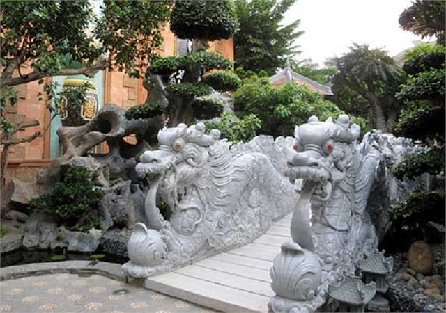 Ông Lê Bá Huy, được biết đến là đại gia Đà thành có thú chơi tao nhã như đá, cây cổ thụ và nhà cổ, đầu tư tới 32 triệu USD chỉ để xây nên một không gian hoài niệm, đậm chất quê mùa.