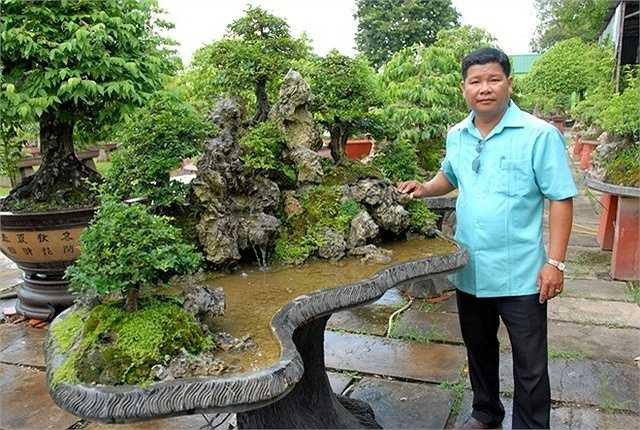 Ông Lộc chia sẻ: 'Chơi kiểng là niềm đam mê từ nhỏ của tôi, chơi lấy niềm vui chứ không buôn bán'. Ông chủ yếu trồng và kinh doanh cây xanh, mỗi năm cung cấp hàng triệu cây cho thị trường trong và ngoài nước.