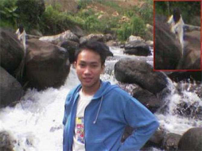 Bóng trắng thấp thoáng bên bãi đá ở bờ sông