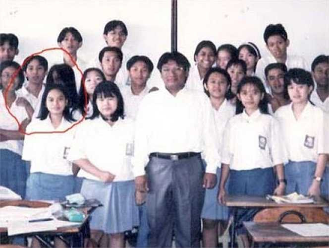 Thêm một bóng đen lông lá xuất hiện giữa đám đông học sinh mặc đồng phục trắng