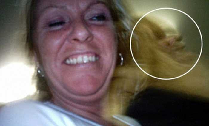 Mái tóc của người phụ nữ này như tạo ra một hình ảnh khác lạ hay một khuôn mặt kỳ dị đã xuất hiện?