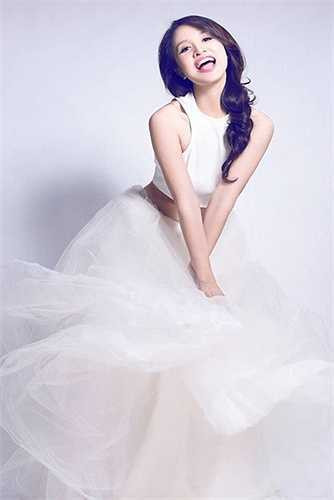 Hậu ly hôn, Vân Hugo dường như đã đổi khác hoàn toàn - mạnh mẽ hơn, sắc sảo hơn và cũng không kém phần quyến rũ trong cuộc sống lẫn sự nghiệp