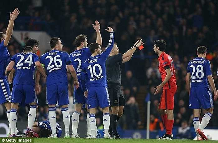 Sau 30 phút thi đấu, Ibrahimovic bị đuổi vì pha xoạc bóng ác ý