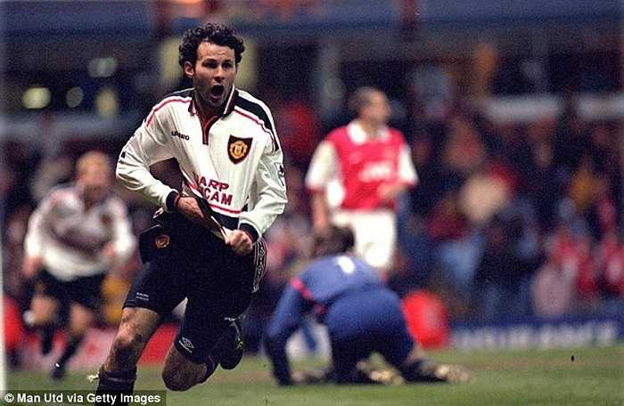 Bergkamp của Arsenal khi đó còn sút hỏng 1 quả 11m ở những phút cuối, trước khi Ryan Giggs lập siêu phẩm trong hiệp phụ, giúp Man Utd vượt qua đối thủ với tỷ số 2-1