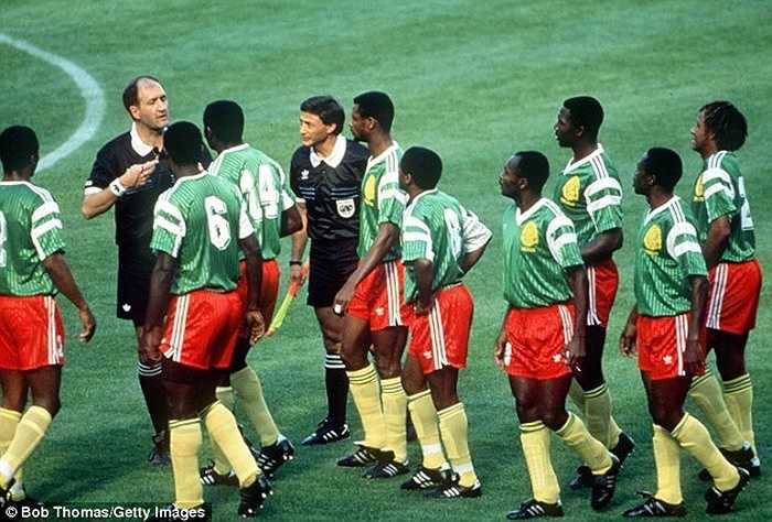 Gặp ĐKVĐ thế giới lúc đó, ĐT Argentina, Cameroon gặp bất lợi lớn khi phải chơi thiếu người