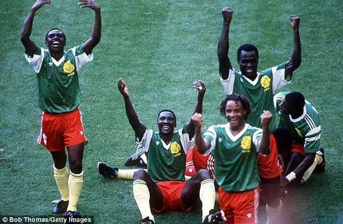 Nhưng những chú sư tử bất khuất đã khiến cả thế giới ngả mũ khi vượt qua đội bóng xứ tango trong trận khai mạc World Cup 1990. Đó được coi là trận đấu lịch sử của những lần các đội bóng rơi vào thế 10 chống 11