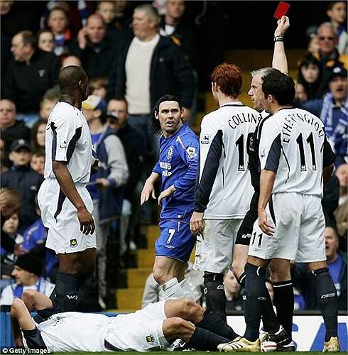 Maniche dính thẻ đỏ, và ngay sau đó Chelsea bị West Ham dẫn 1 bàn hồi năm 2006
