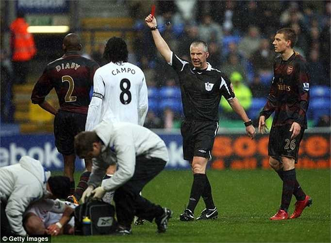 Diaby chịu cảnh đi tắm sớm khi rời sân trong trận derby London với Bolton