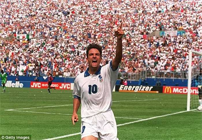 Nhưng Quả bóng vàng Roberto Baggio đã cứu nguy cho Azzurri. Bàn thắng trong hiệp phụ của huyền thoại tóc đuôi ngựa giúp đoàn quân áo thiên thanh đi tiếp với chiến thắng 2-1