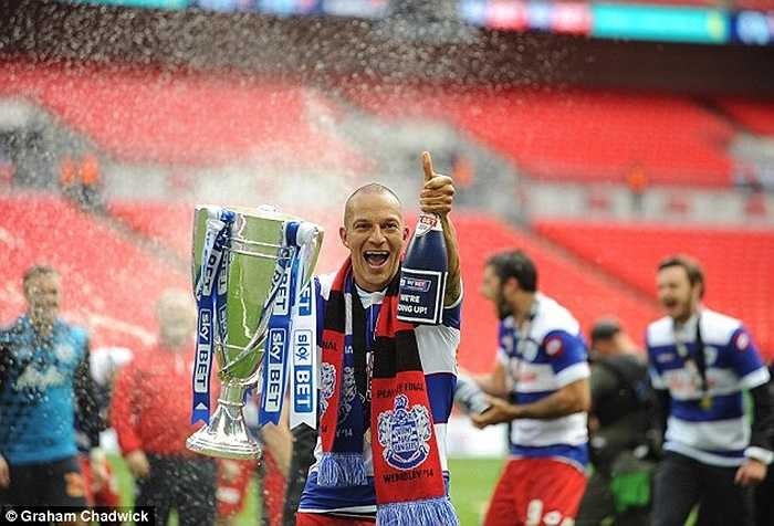 Tuy nhiên đội bóng xứ Wales bất ngờ chơi phòng ngự kiên cường, trước khi Bobby Zamora có bàn thắng quý như vàng giúp QPR thăng hạng