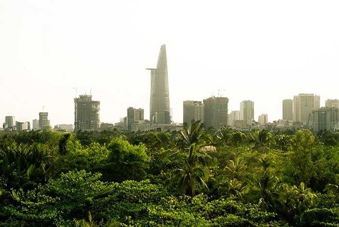 3. Tháp Bitexco. Địa điểm: TP HCM. Chiều cao: 262,5 m. Tháp Bitexco cao 68 tầng, được thiết kế dựa theo nguyên mẫu của hoa sen, quốc hoa của Việt Nam. Với thiết kế bằng kính ấn tượng cộng thêm khu đỗ trực thăng, tháp Bitexco hiện là toà nhà cao nhất TP HCM. 