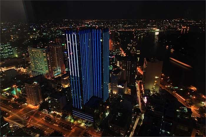 7. Saigon Times Square. Địa điểm: TP HCM Chiều cao: 163,5 m. Là một trong những toà nhà sặc sỡ nhất TP HCM vào ban đêm, Saigon Times Square nằm trên khu đất thuộc hàng đắt đỏ nhất thành phố. Tòa nhà là một tổ hợp bao gồm các quán bar sang chảnh, nhà hàng, văn phòng, nhà ở và khách sạn 5 sao. 