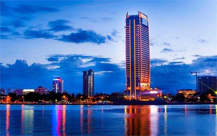 8. Khách sạn Novotel Đà Nẵng Premier Hàn River. Địa điểm: Đà Nẵng Chiều cao: 155,4 m. Khai trương đúng vào dịp kỷ niệm ngày thống nhất đất nước năm 2013, toà nhà cao 37 tầng này được đánh giá như một trong những điểm nhấn của thành phố Đà Nẵng. 