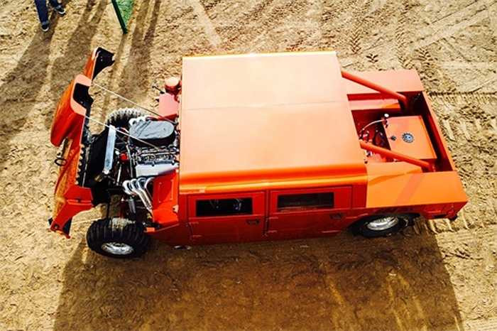 Tuy nhiên, tốc độ tối đa chỉ 113 km/h, nhưng xe có khả năng chạy trên địa hình đồi cát và tham gia các cuộc đua drag.