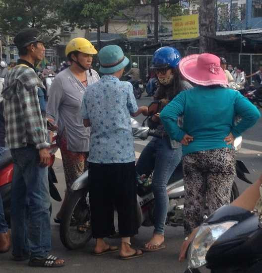 Người hâm mộ giờ đây chỉ còn biết mua qua các phe vé (ảnh: Hoàng Tùng)