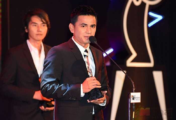 Cùng với người thầy của mình HLV Kiatisuk với thành tích đưa tuyển Thái Lan đoạt chức vô địch Đông Nam Á sau 12 năm chờ đợi cũng đoạt một giải thưởng.