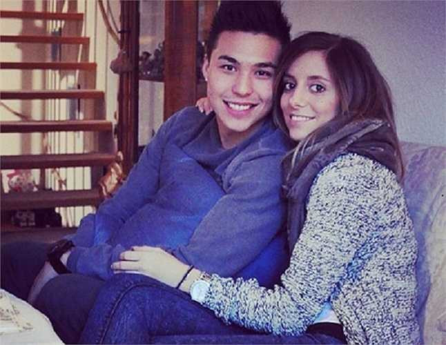 Hot boy của tuyển Thái Lan hẹn hò với Melanie Manuel đã 5 năm nay.