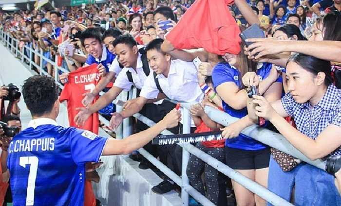 Giống CR7, Chappuis cũng rất chăm chút cho ngoại hình, khá đỏm dáng và thích làm điệu với tóc.