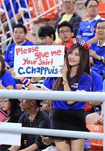 Fan nữ giơ tấm biển xin áo đấu của Chappuis trên khán đài.