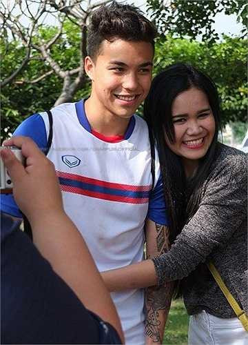 Cô gái này may mắn hơn nữ được tươi cười ôm hot boy chụp ảnh.