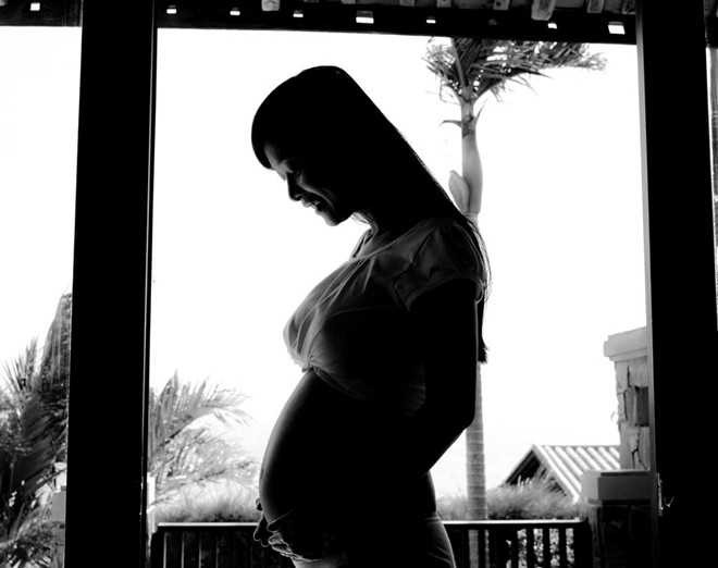 Nhạc sĩ Nguyễn Nhất Huy chụp lại khoảnh khắc Lê Kiều Như trò chuyện với đứa con nằm trong bụng.