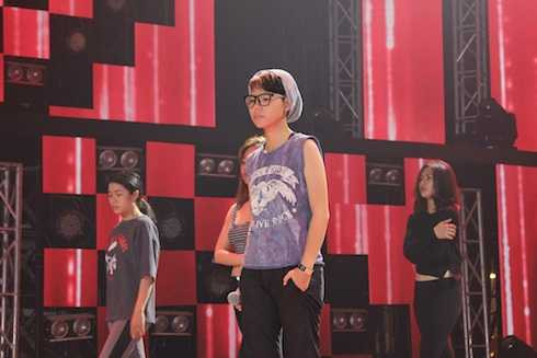 Vũ Cát Tường lạnh lùng trong buổi tập chương trình.