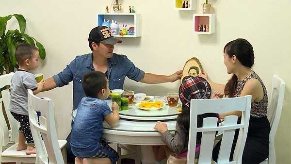 MC Phan Anh là người rất kín tiếng chuyện riêng tư gia đình. Mặc dù giấu kín bà xã với truyền thông nhưng trong chương trình Bố ơi! Mình đi đâu thế?, Phan Anh đã khoe vợ và tổ ấm.