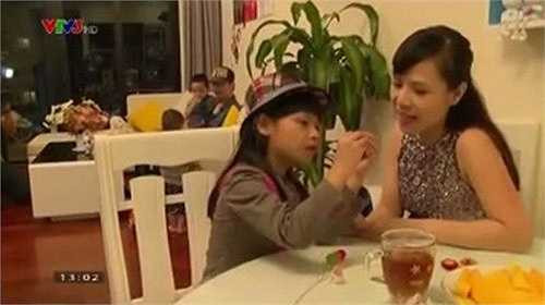 Dù chỉ xuất hiện vài giây ngắn ngủi nhưng hình ảnh bà xã của MC nổi tiếng khiến công chúng bất ngờ và chú ý. Mới đây, thêm một số hình ảnh của vợ Phan Anh được đăng tải khiến khán giả bớt tò mò về 'bà xã' của MC nổi tiếng.