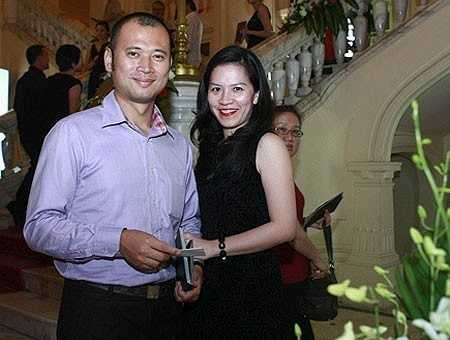 Long Vũ được khán giả nhớ tới là BTV thể thao nhiệt huyết, cựu MC của chương trình Chiếc nón kỳ diệu. Vốn là người kín tiếng trong chuyện đời tư, Long Vũ ít khi chia sẻ về cuộc sống vợ chồng trên mặt báo. Thu Lan - bà xã của Long Vũ cũng là một BTV truyền hình.