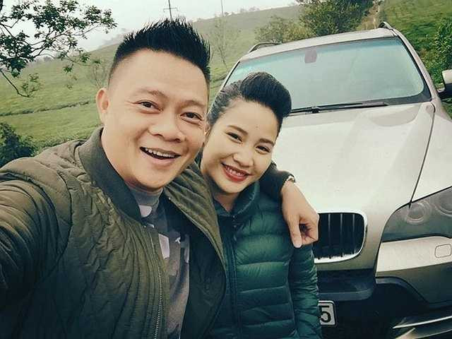 Công việc chính của vợ Quang Minh là kinh doanh. Anh tâm sự, luôn cảm thấy hạnh phúc vì nhận được rất nhiều sự hỗ trợ, sẻ chia và ưu ái từ hậu phương: 'Vợ tôi là người chịu đựng, hết lòng vì chồng con. Đôi khi tôi hình dung, nếu đổi vai trò, nghĩ đến những công việc mà vợ phải làm, chính tôi cũng toát mồ hôi'.