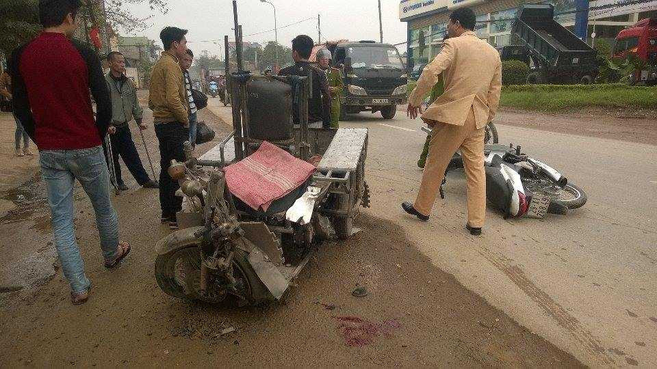 Xe máy lao ngược chiều, 2 người bị thương nặng.