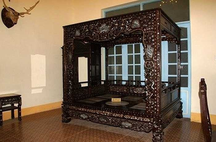 Các đại gia xưa cũng không tiếc tiền bỏ ra để mua sắm đồ nội thất độc lạ nhằm thể hiện đẳng cấp mà đến đại gia ngày nay cũng phải trầm trồ thán phục. Những chiếc giường trong dinh thự nhà giàu thường được làm từ gỗ sưa, gỗ gụ và có thiết kế cầu kỳ.